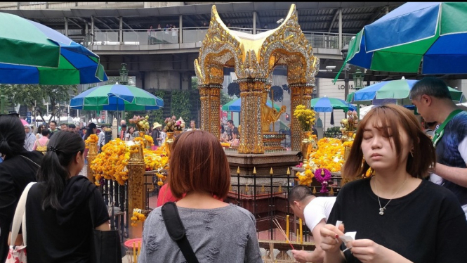 Kuil Erawan di tengah Kota Bangkok, Thailand.