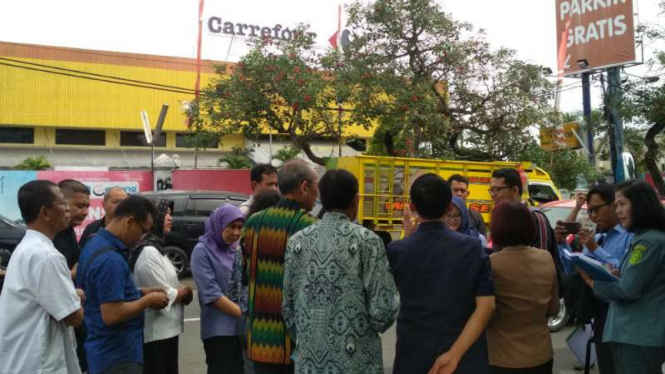 Sidang di tempat sengketa lahan yang akan dibangun Transmart di Surabaya, Jawa Timur, pada Senin, 12 Maret 2018.