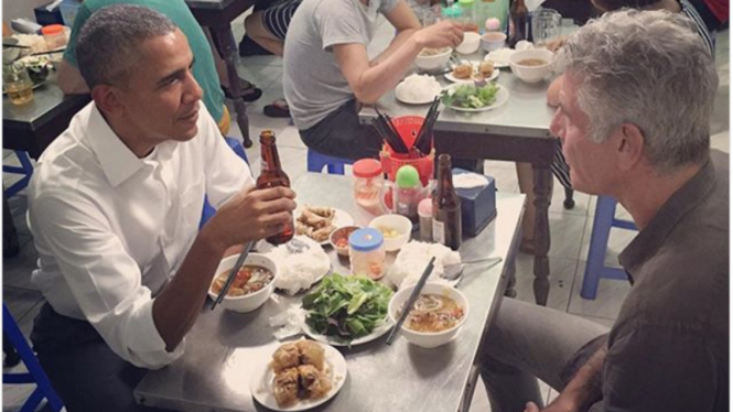 Obama makan di warteg bareng chef Bourdain di Vietnam