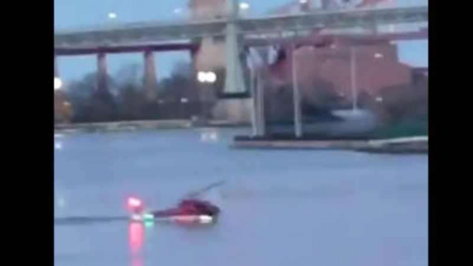Helikopter yang jatuh ke sungai di Manhattan.