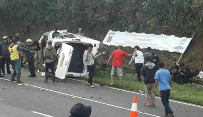Kondisi minibus yang kecelakaan di Tanjakan Emen, Subang, Jawa Barat.
