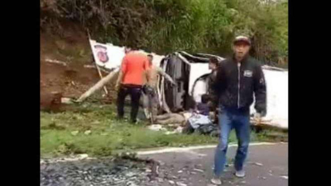 Kondisi minibus yang kecelakaan di Tanjakan Emen, Subang, Jawa Barat.