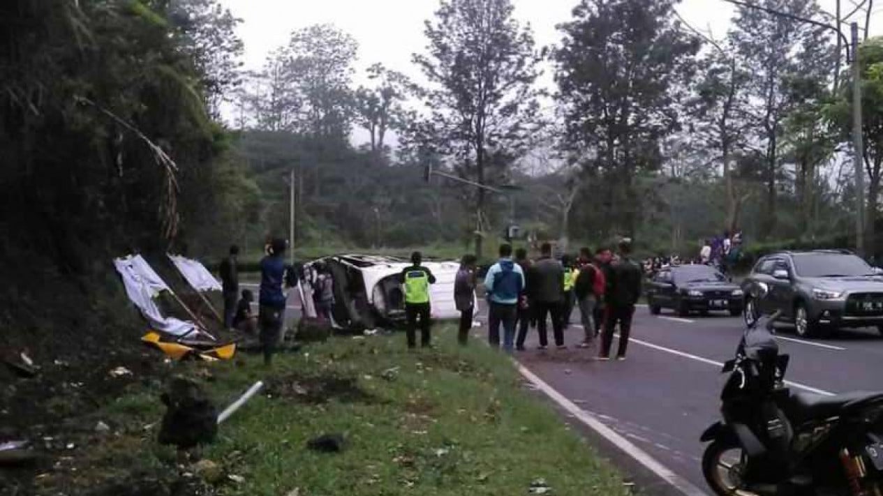 Foto Kronologi Kecelakaan Minibus Di Tanjakan Emen