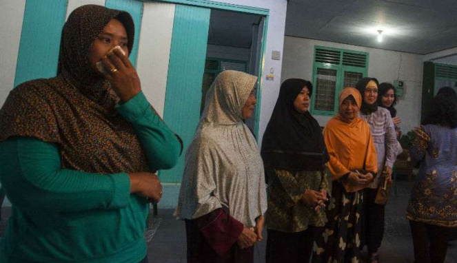Kerabat di rumah duka Kepala Sekolah PAUD Ananda korban Tank TNI tenggelam.