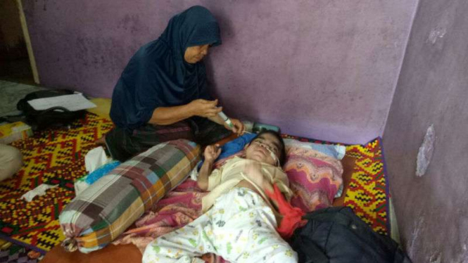 Muhamad Fadli, bocah berusia tiga belas tahun di Kota Padang, divonis menderita penyakit langka yang disebut sindrom hunter.