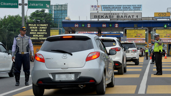 Polisi melakukan penjagaan di Tol Bekasi menuju Cikampek.