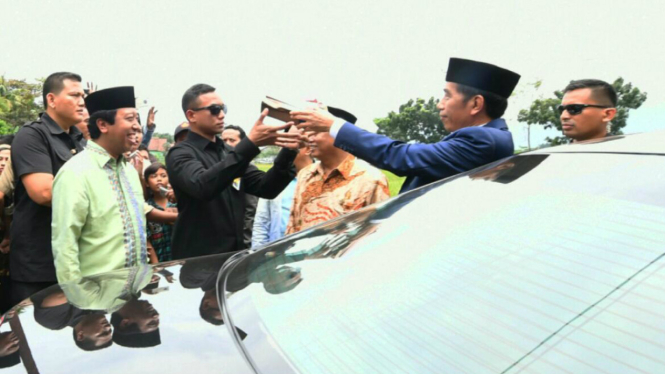 Ketum PPP Romahurmuziy (kiri) dan Presiden Jokowi