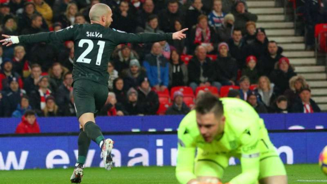 Gelandang Manchester City, David Silva (kiri), mencetak gol ke gawang Stoke City