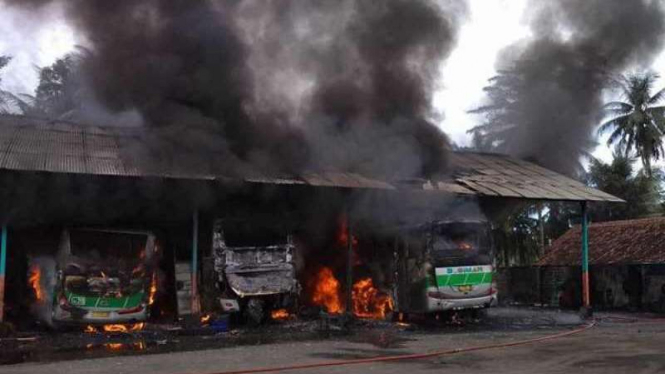 Kondisi tiga Bus Budiman yang terbakar hebat di pool Pangandaran.