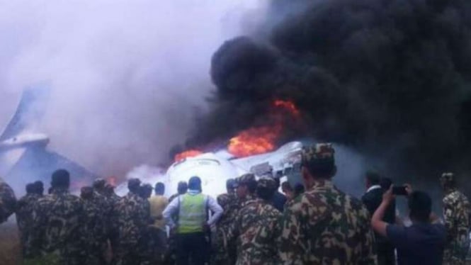 Kobaran api pesawat Bangladesh kecelakaan di bandara Kathmandu, Nepal