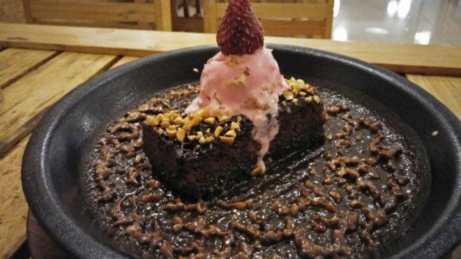 Brownies Ice Cream Lava di NAY's Yaki Gohan, Grand Galaxy City, Bekasi Selatan.
