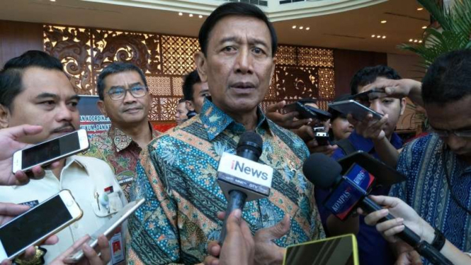 Menkopolhukan Wiranto.