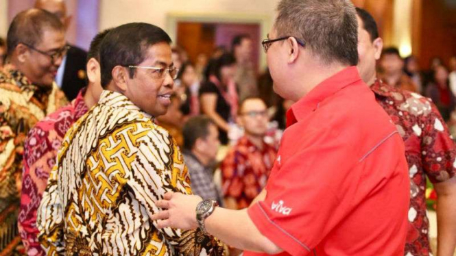 Mensos Idrus Marham memberi penghargaan kepada Yayasan Satu Untuk Negeri tvOne.