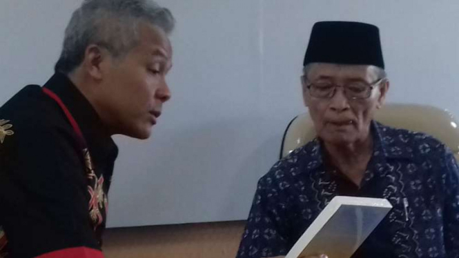 alon gubernur Jawa Tengah Ganjar Pranowo (kiri) bersilaturahmi dengan mantan Ketua Umum Muhammadiyah Syafii Maarif di Gedung Grha Suara Muhammadiyah, Yogyakarta, pada Selasa, 13 Maret 2018.