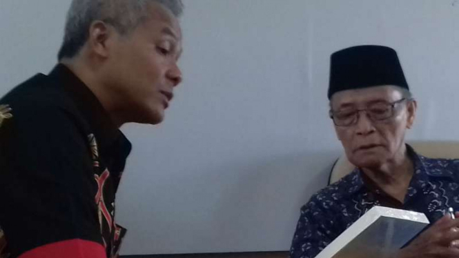 Calon gubernur Jawa Tengah Ganjar Pranowo (kiri) bersilaturahmi dengan mantan Ketua Umum Muhammadiyah Syafii Maarif di Gedung Grha Suara Muhammadiyah, Yogyakarta, pada Selasa, 13 Maret 2018.