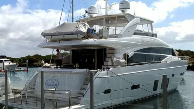 Seorang perempuan sedang membersihkan kapal yacht di dermaga Kota Queenscliff Australia.