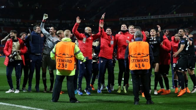 Pemain Sevilla merayakan kemenangan atas Manchester United