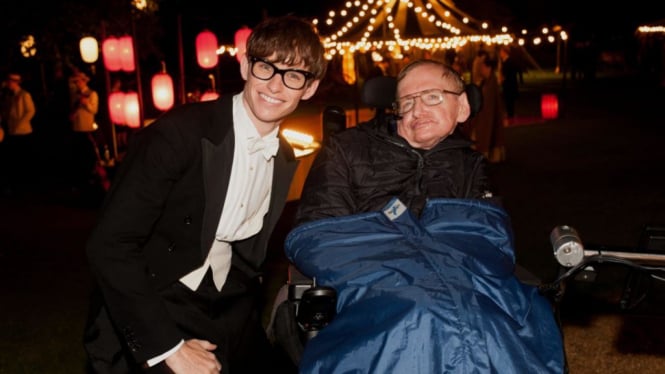 Eddie Redmayne dan Stephen Hawking.