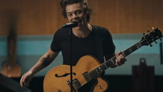 Harry Styles dan Kaia Gerber Liburan Bareng di Pantai Malibu