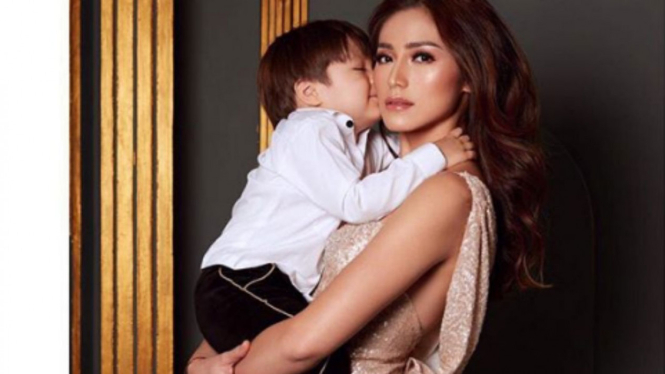 Jessica Iskandar dan putranya 