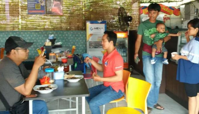 Warung makan toleransi di Kota Semarang, Jawa Tengah.