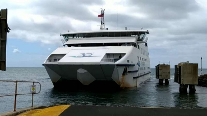 Kapal feri MV Sorrento mendekati dermaga di Kota Queenscliff, Australia