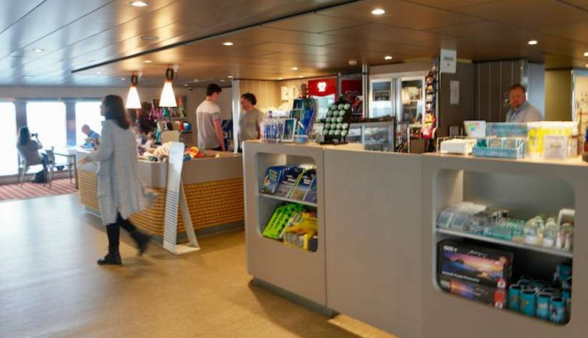 Suasana kafe dan bar di kapal feri MV Sorrento
