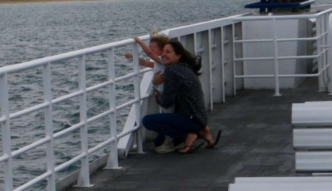 Ibu dan anak di geladak atas kapal feri MV Sorrento