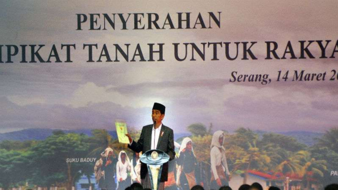 Presiden Joko Widodo saat penyerahan sertifikat tanah di Serang Banten