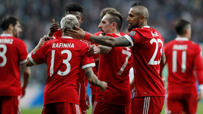 Pemain Bayern Munich merayakan gol ke gawang Besiktas