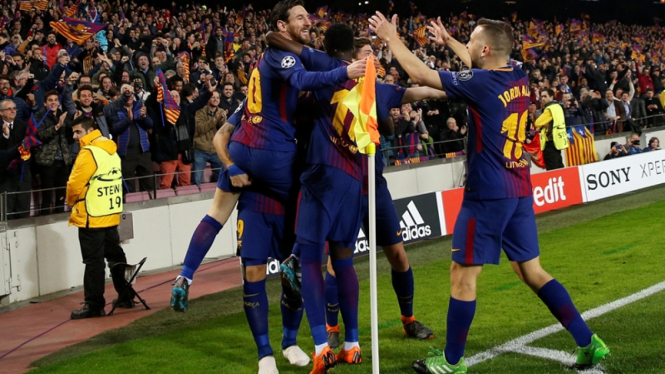 Pemain Barcelona merayakan gol.