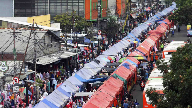 Sejumlah pedagang kaki lima berjualan di Jalan Jati Baru, Tanah Abang, Jakarta