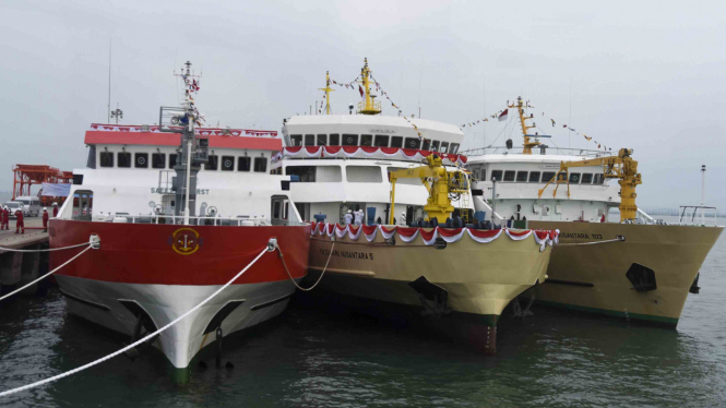 Tiga Kapal bersandar di Pelabuhan Berlian Manyar Sejahtera