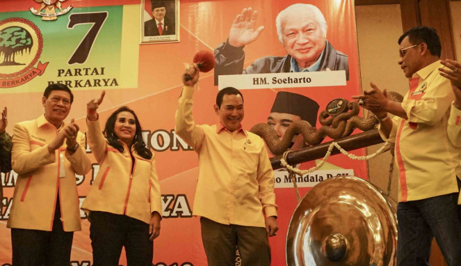 Ketua Dewan Pembina Partai Berkarya Hutomo Mandala Putra atau Tommy Soeharto (ketiga kiri)