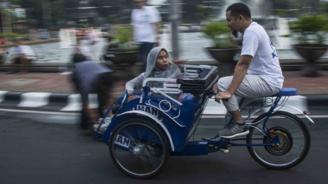 Prototipe becak listrik saat uji coba di kawasan Monas, Jakarta