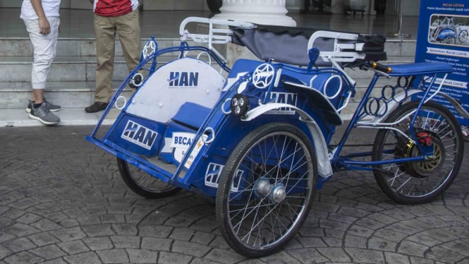 Prototipe becak listrik di halaman Balai Kota Jakarta