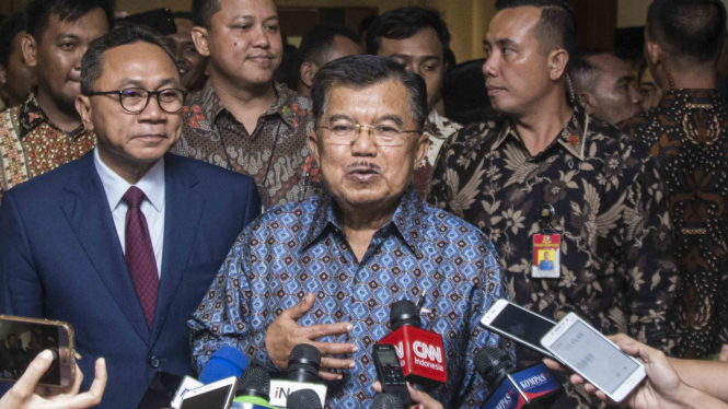 Wakil Presiden Jusuf Kalla (tengah kanan)