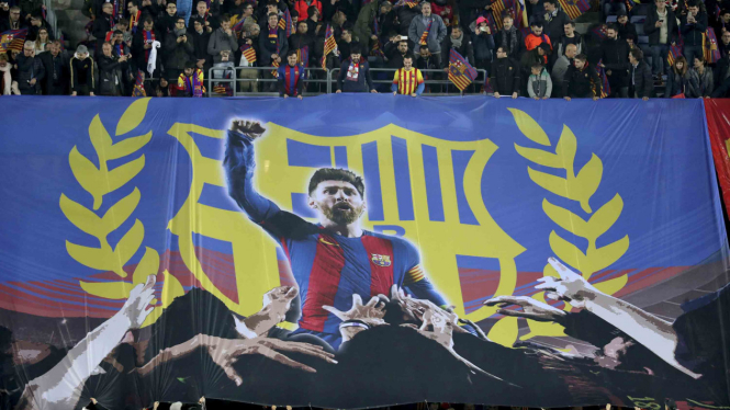 Spanduk God Save the King untuk Lionel Messi