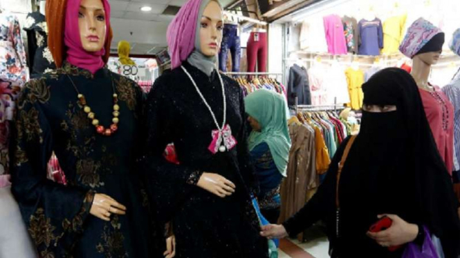 Wanita memakai cadar tengah berbelanja di pusat perbelanjaan di Jakarta