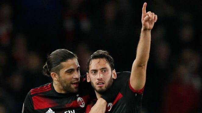 Gelandang AC Milan, Hakan Calhanoglu, bersama Ricardo Rodriguez