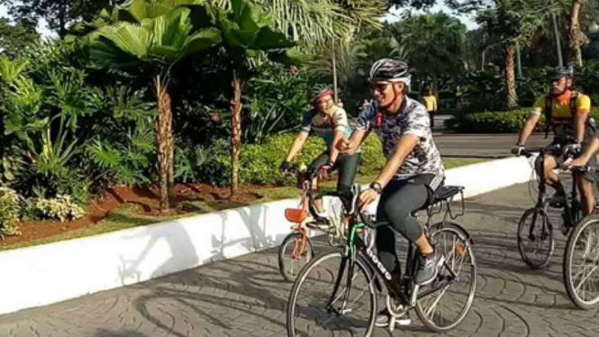Wakil Gubernur DKI Jakarta Sandiaga Uno bersepeda.