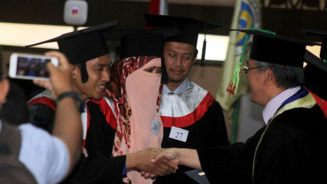 Hayati Syafri, dosen pada IAIN Kota Bukittinggi di Sumatra Barat, diwisuda sebagai doktor oleh kampusnya pada Jumat, 16 Maret 2018.