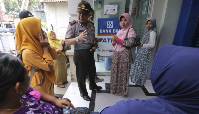Sejumlah nasabah yang mendatangi kantor Bank Rakyat Indonesia (BRI) unit cabang Ngadiluwih, Kediri