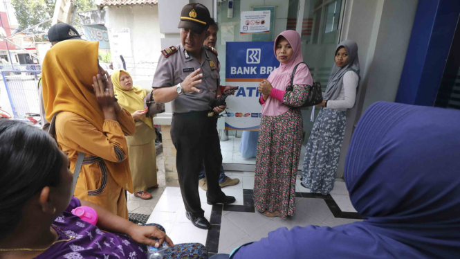 Sejumlah nasabah yang mendatangi kantor Bank Rakyat Indonesia (BRI) unit cabang Ngadiluwih, Kediri