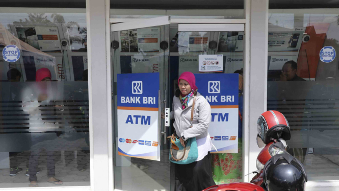 Warga keluar dari Galeri e-Banking Bank Rakyat Indonesia di Kota Kediri