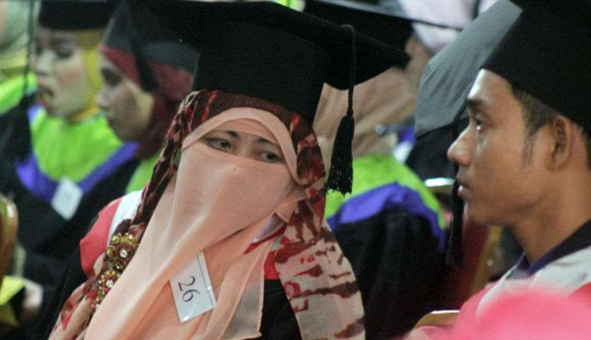 Hayati Syafri, dosen IAIN Kota Bukittinggi, diwisuda sebagai doktor.