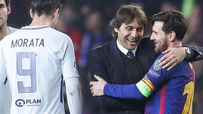Antonio Conte berpelukan dengan Lionel Messi.