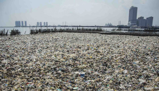 Tumpukan sampah di kawasan teluk Jakarta