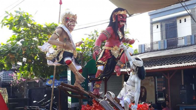 Ogoh-ogoh yang akan diarak warga Bali malam ini