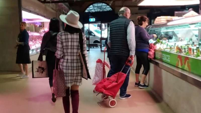 Pasar Queen Victoria Market di Melbourne tak hanya dikunjungi pembeli, namun juga turis mancanegara.